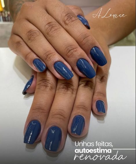 Unhas quadradas em azul marinho com brilho