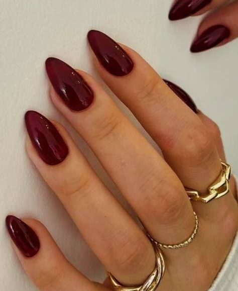 Unhas amendoadas em bordô
