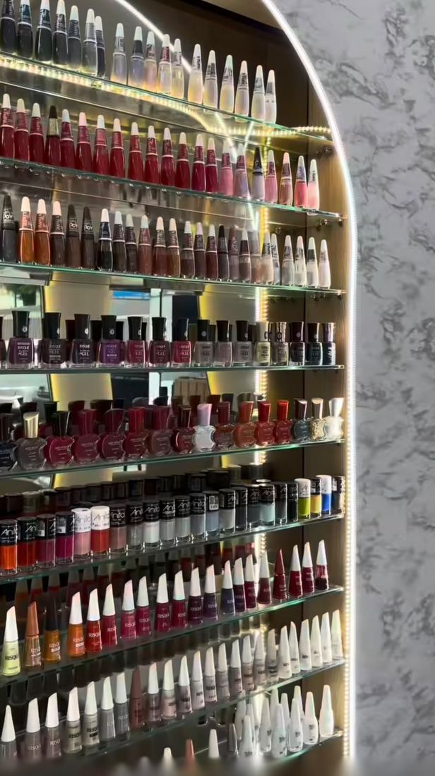 Estante iluminada com a coleção de esmaltes