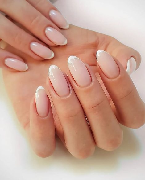 Francesinha fina em unhas amendoadas