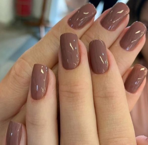 Unhas quadradas em marrom rosado