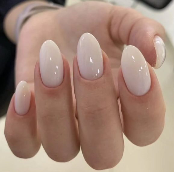 Unhas amendoadas em branco leitoso