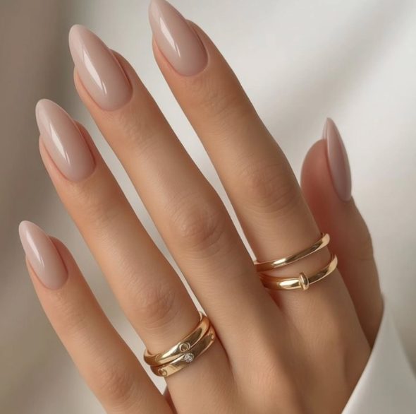 Unhas longas amendoadas em nude