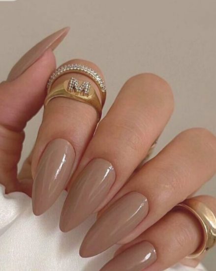 Unhas amendoadas longas em nude acastanhado