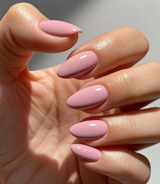 Unhas amendoadas em rosa