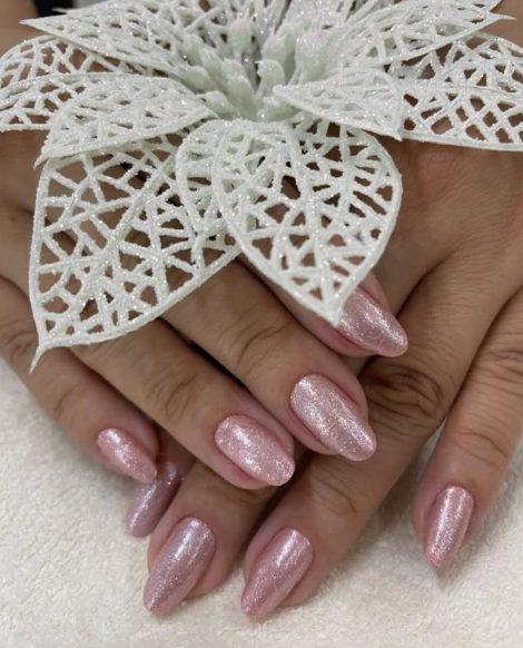 Unhas amendoadas rosa com glitter