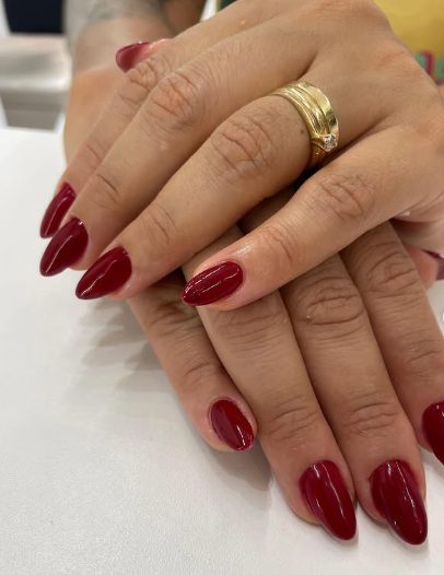 Unhas amendoadas em vermelho escuro