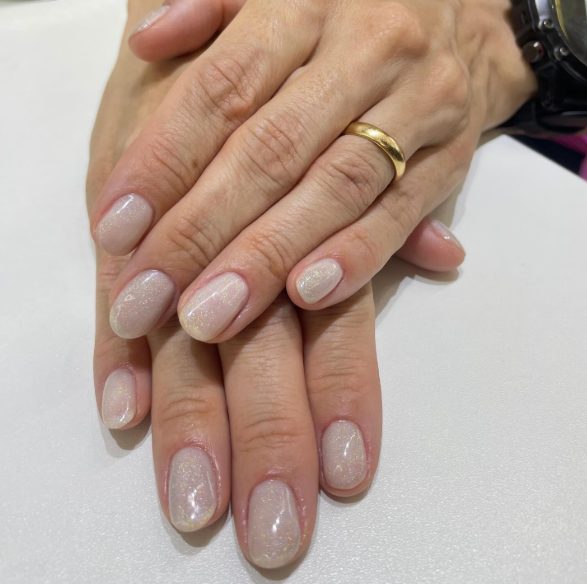 Esmaltação nude com brilho perolado