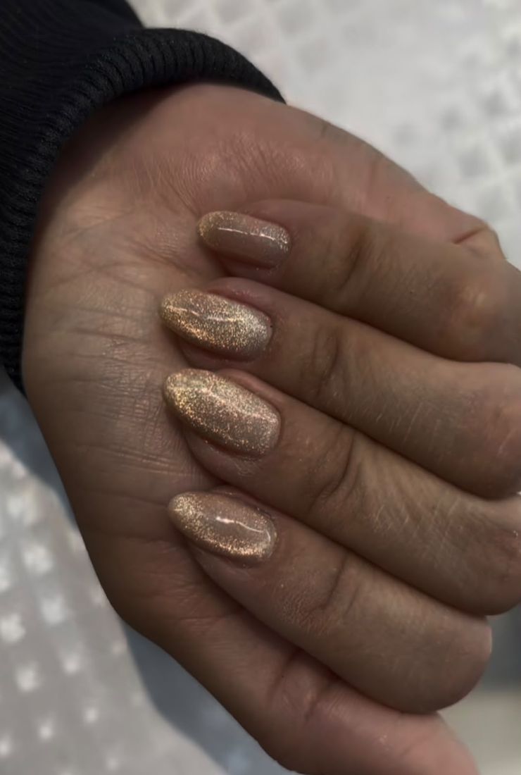 Unhas amendoadas com glitter dourado feitas no A Louise